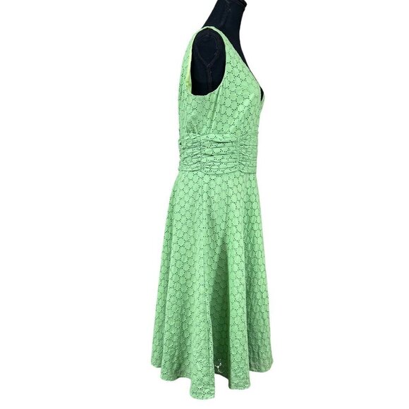 Maggie London NWT Kelly Green Eyelet Lace Fit & Flare Sleeveless Dress Size 14 - Picture 2 of 9